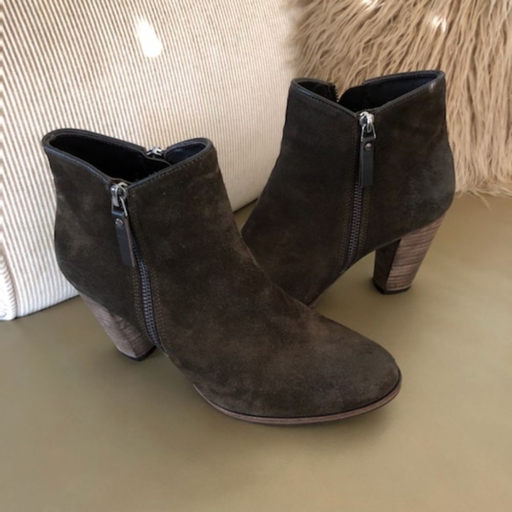 n.d.c. Suede booties